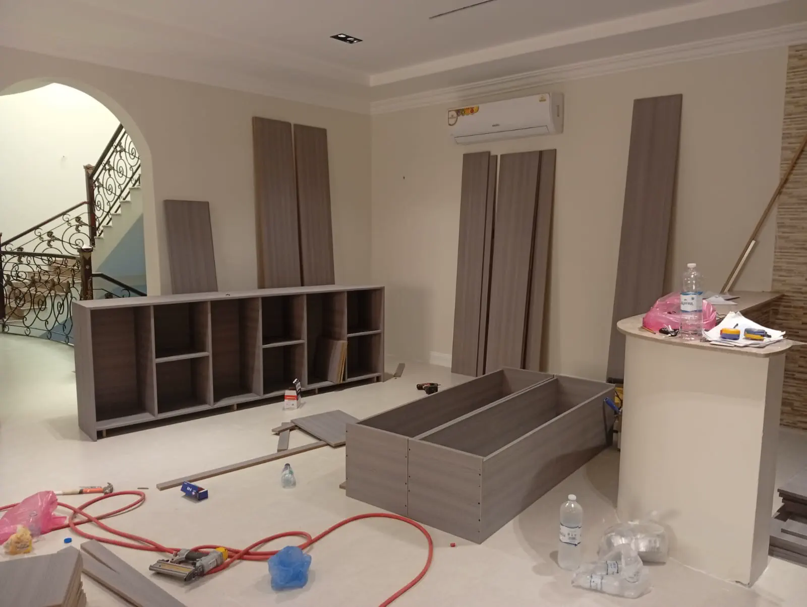 مرحلة تفصيل وتجميع وحدة تلفزيون قبل التركيب النهائي