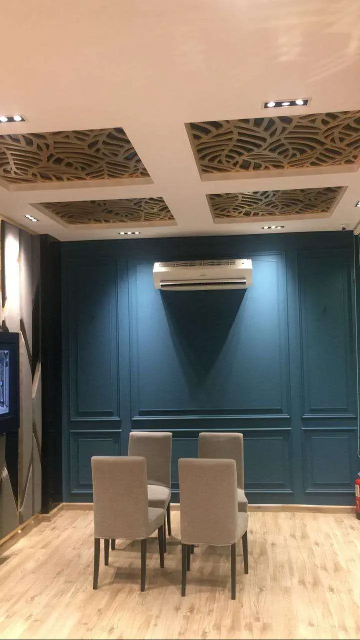 بانوهات جدارية بلون أزرق مخضر مع تشطيب سقف مزخرف