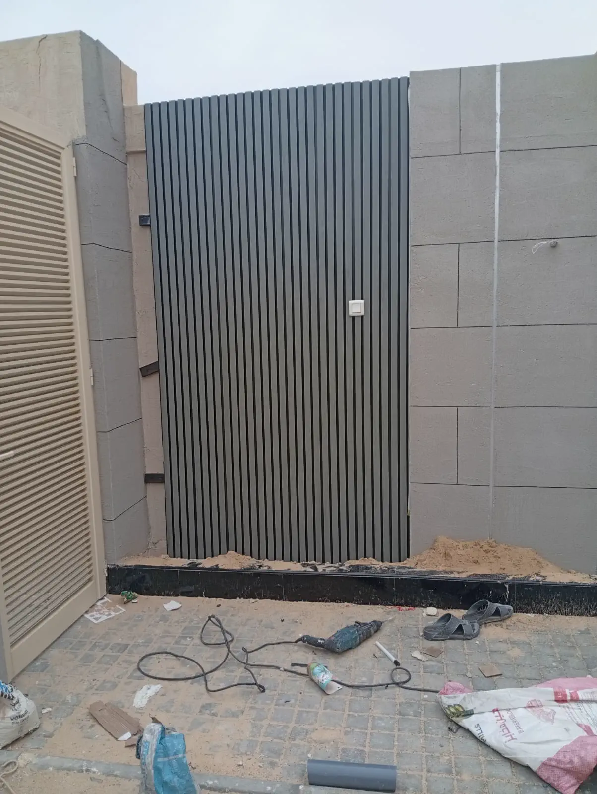 تركيب شرائح جدارية خارجية على جدار حوش