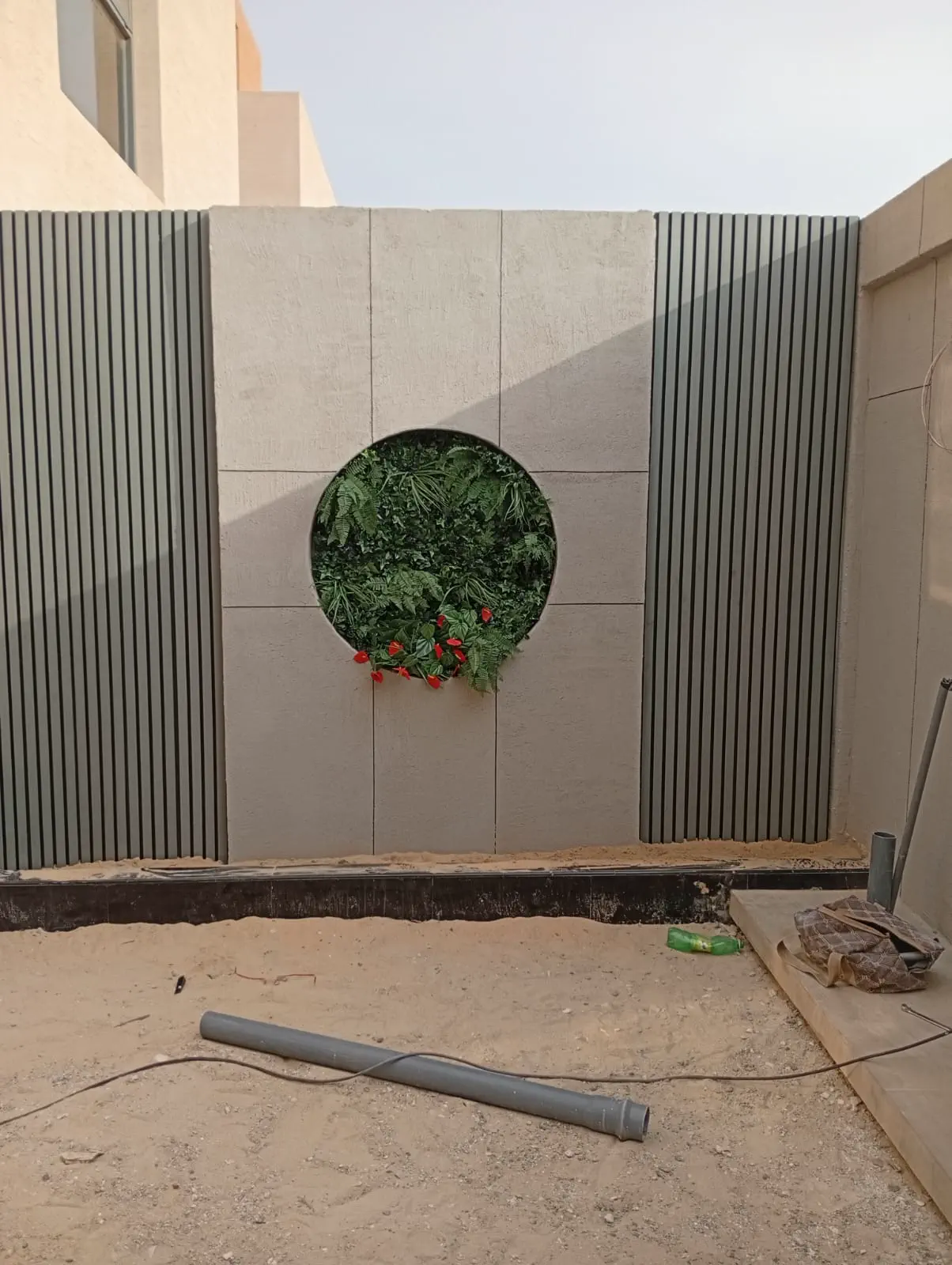 تركيب عشب صناعي جداري بين الشرائح الخارجية