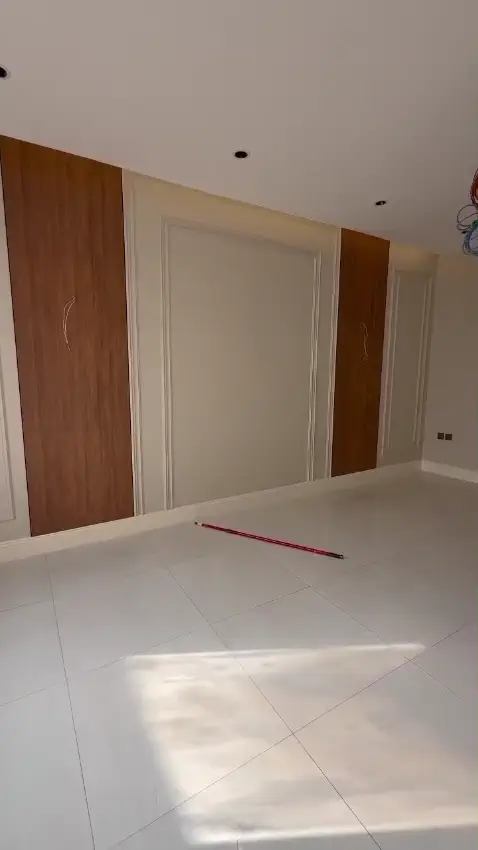 فيديو جدار يجمع بديل الخشب مع براويز فوم