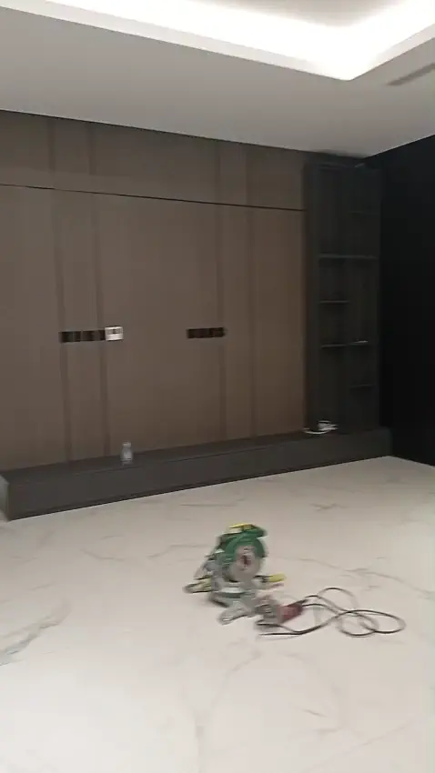 فيديو بديل شيبورد داكن مع رفوف جانبية