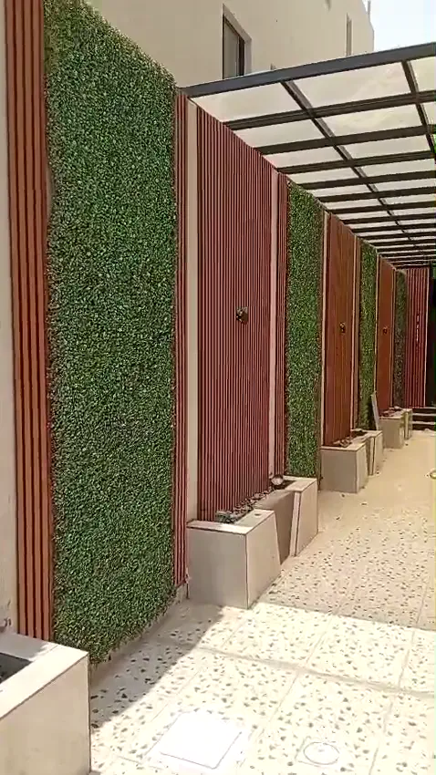 فيديو ديكور حوش مكتمل بشرائح بديل الخشب وخضار صناعي