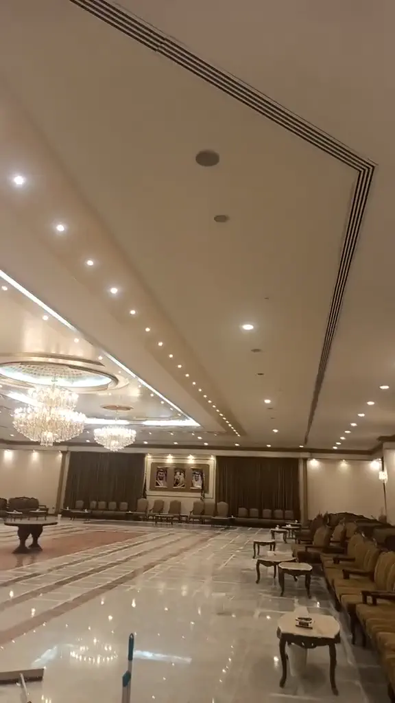 فيديو تشطيب قاعة كبيرة بالثريات والإنارة والجلسات