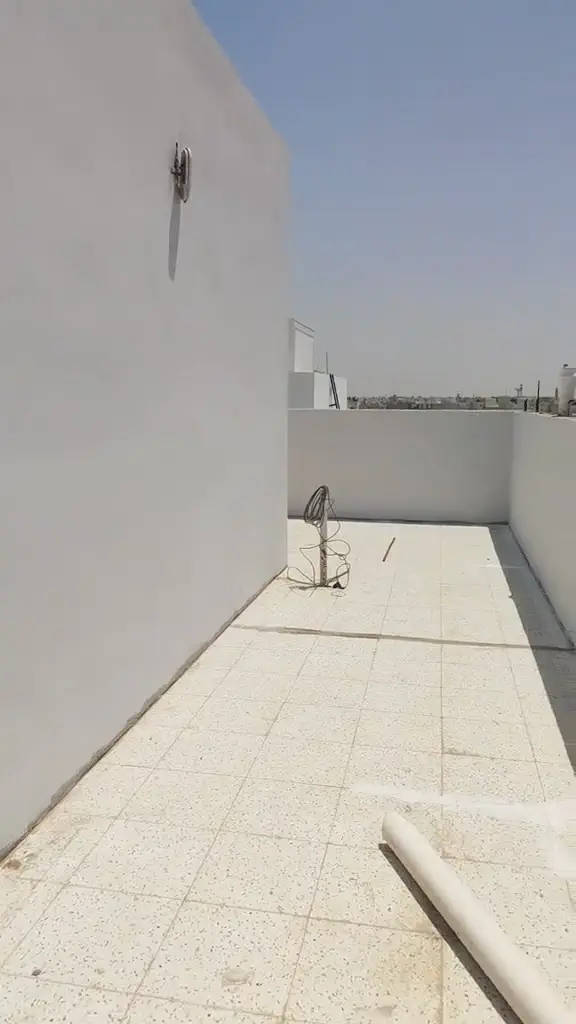 فيديو دهان جدران سطح منزل باللون الأبيض